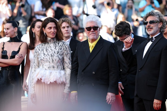 Pedro Almodovar sa ekipom svog filma u Kanu 