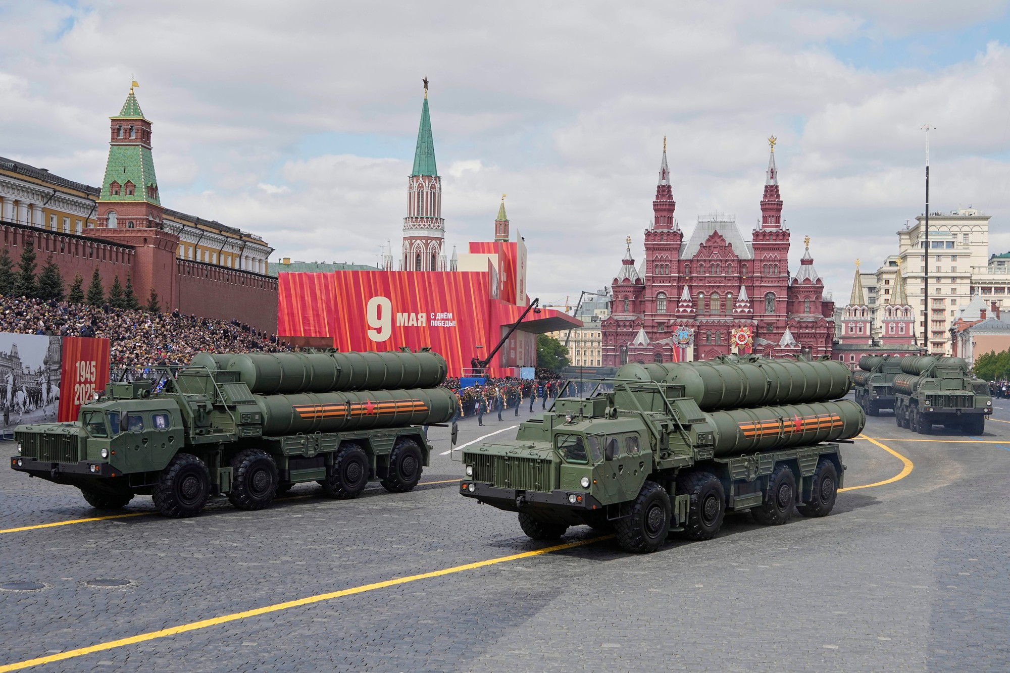 80. výročie víťazstva v 2. svetovej vojne v Moskve: Odpaľovacie zariadenia ruského protilietadlového raketového systému S-400.