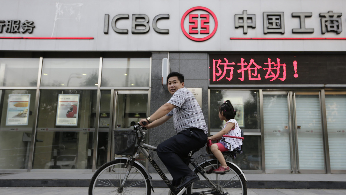 Chiński państwowy bank ICBC (Industrial and Commercial Bank of China) po raz pierwszy zajął najwyższe miejsce w dorocznym rankingu sporządzanym przez londyński miesięcznik finansowy "The Banker" należący do Financial Times Ltd.