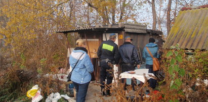 Strażnicy miejscy sprawdzają koczowiska bezdomnych