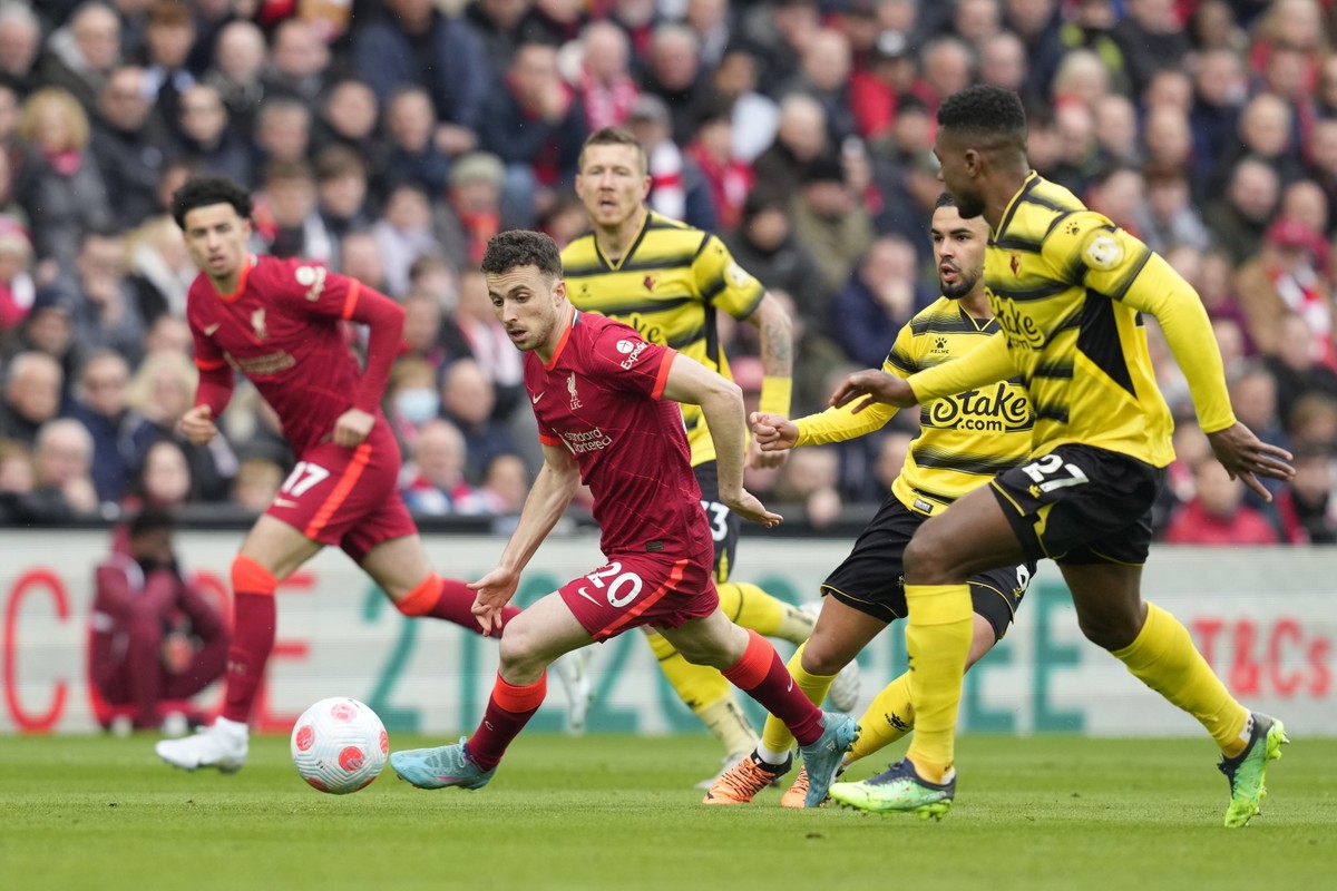 Piłkarz Liverpoolu Diogo Jota (C) i zawodnik Watford FC Christian Kabasele (P)