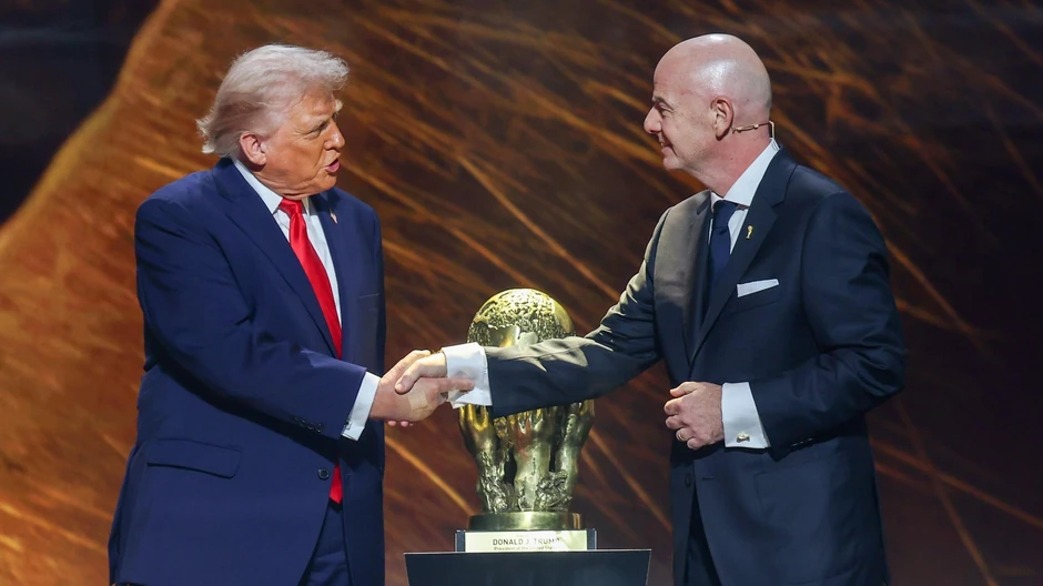 Američki predsednik Donald Tramp bio je prvi dobitnik FIFA nagrade za mir, primivši nagradu predsednika FIFA Đanije Infantine prošlog decembra. | Foto: Getty Images