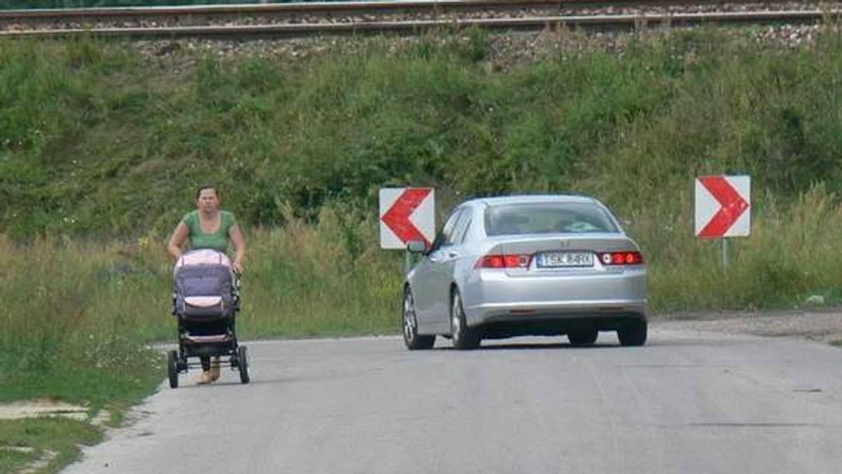 Strach wypuścić dziecko. Samochody pędzą, choć widoczność słaba i jest ograniczenie prędkości. Ludzie mieszkający przy ulicy Placowej bezskutecznie zabiegają o pomoc władz. Ale pojawiła się nadzieja na poprawę bezpieczeństwa - informuje portal echodnia.pl.