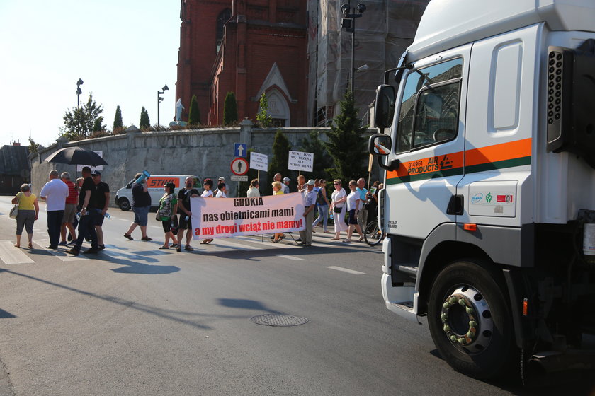 Mieszkańcy Zgierza blokowali ulice. Domagają się zakazu wjazdu samochodów ciężarowych do centrum