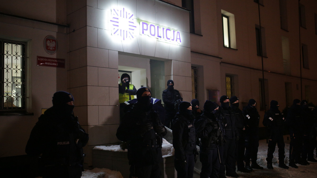 W piątek po południu protestujący zablokowali jedno ze skrzyżowań w centrum stolicy. Po zatrzymaniu demonstranta manifestacja Strajku Kobiet przeniosła się przed komendę na ul. Malczewskiego. 