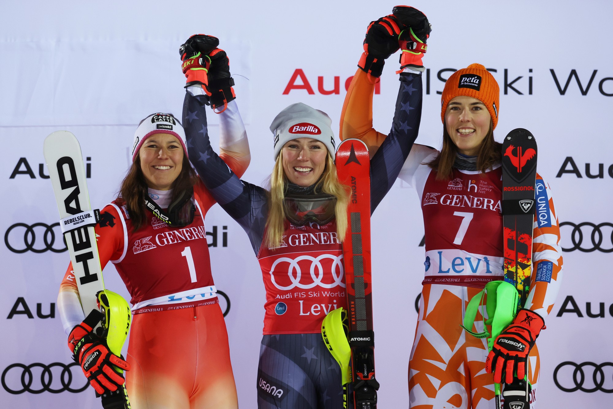 Na snímke sprava slovenská lyžiarka Petra Vlhová, Američanka Mikaela Shiffrinová a Švajčiarka Wendy Holdenerová pózujú na pódiu po slalome žien Svetového pohára v alpskom lyžovaní vo fínskom Levi.