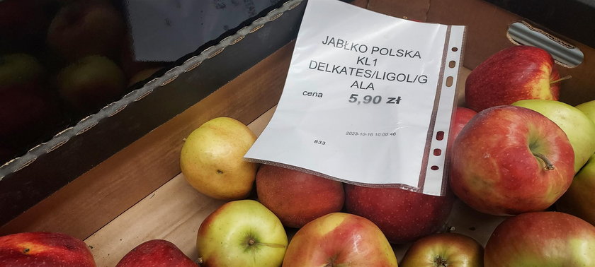 Choć mamy sezon na jabłka, te w sklepie koło domu Tuska są dość drogie