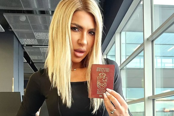 JOVANA JEREMIĆ NAPUSTILA BEOGRAD Pozirala sa srpskim pasošem na aerodromu, dobila poklon čim je ušla u avion: "Ovo su srećne okolnosti"