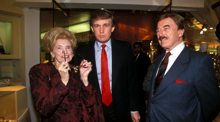 A fiatal Donald Trump a szülei, Mary MacLeod Trump és Fred Trump Sr társaságában / Fotó: Northfoto