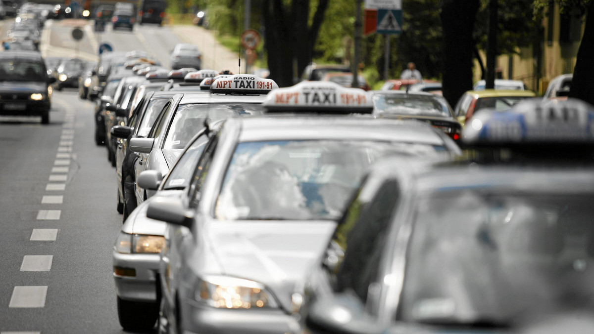 W Krakowie zorganizowano szkolenia uprawniające taksówkarzy do prowadzenia psychoterapii. Nie bez kozery padło akurat na tę grupę zawodową. Bo wart polecenia taksówkarz jest jak dyskretny i cierpliwy psycholog.