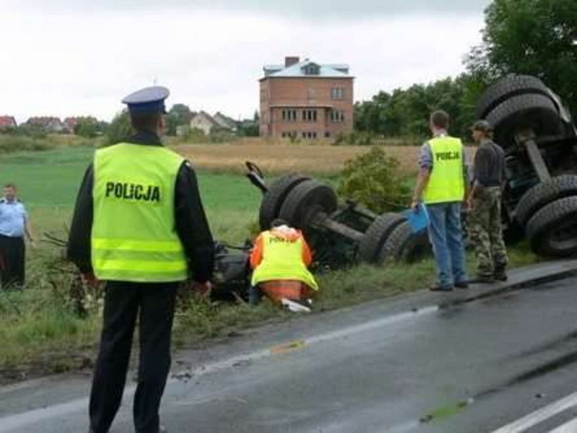 wypadek, ciężarówka, drewno, bale