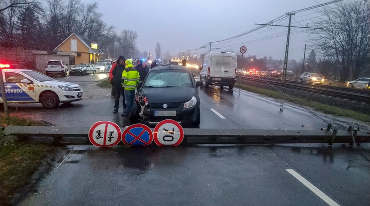 Villanyoszlopnak ütközött két autó / Fotó: Blikk