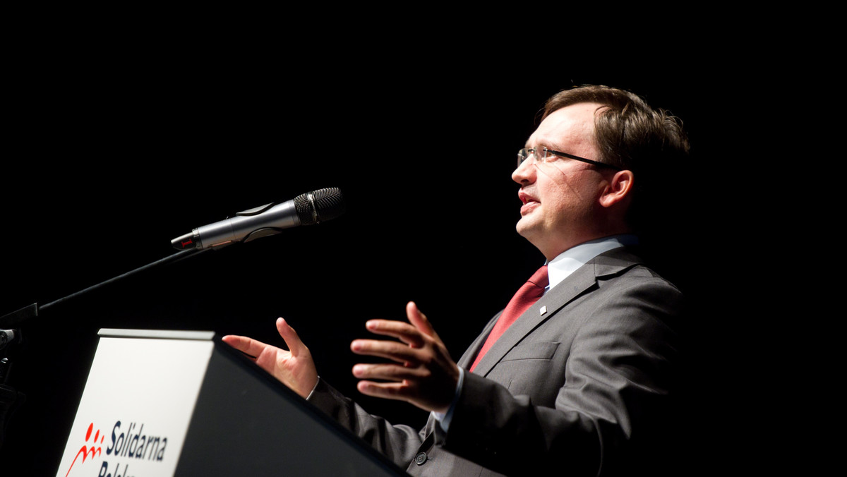 Solidarna Polska jest w "ofensywie", po tym, jak w sobotę wskazali Tadeusza Cymańskiego jako kandydata na premiera. Lider partii Zbigniew Ziobro przekonywał w Polskim Radiu, że SP to poważny gracz na scenie politycznej. - Przewodzimy intelektualnie dzisiejszej opozycji - mówił były minister sprawiedliwości. Dodał także, że PiS nie może wskazać swojego kandydata na premiera, bo "wszyscy im odmawiają". - Może dojść do kompromitacji - powiedział.