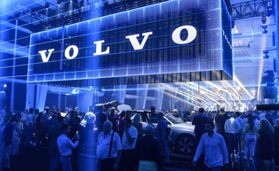 Znany koncern obniża koszty działania. Co drugi pracownik do zwolnienia