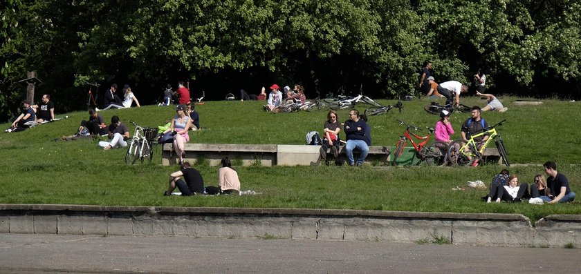 Koronawirus w Polsce: Tłumy na polskich plażach i w górach