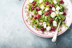 Sałatka z czereśni, bobu i... Wypróbuj ten letni przepis