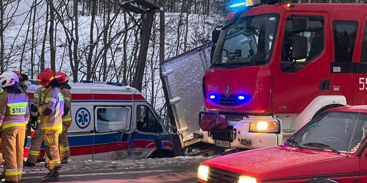 Pomorskie. Zderzenie karetki z samochodem dostawczym. 