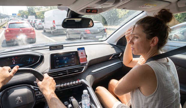 Vrućina u automobilu, AI ilustracija