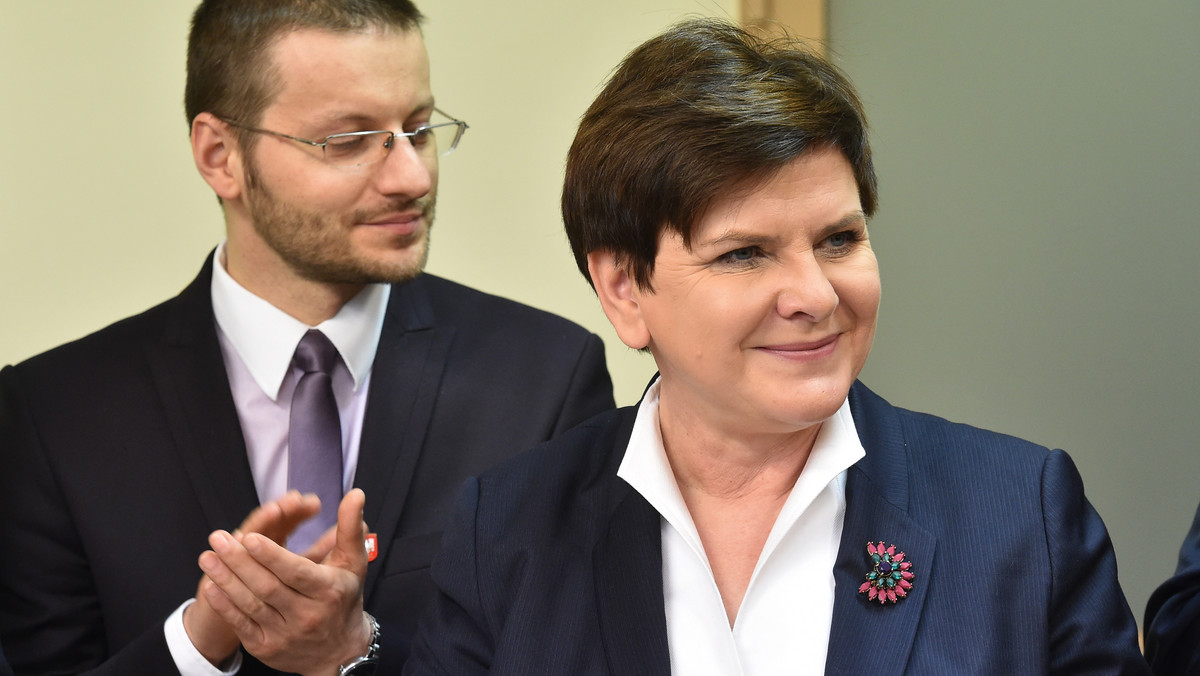 Jeżeli pojawia się inicjatywa ze strony samorządu, która wymaga wsparcia z budżetu państwa, to my się w to włączamy - powiedziała premier Beata Szydło, która uczestniczyła w otwarciu pracowni rezonansu magnetycznego w szpitalu powiatowym w Oświęcimiu.