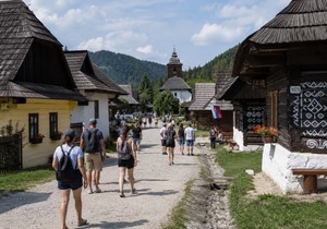 Turisti u slovačkom selu - ilustracija
