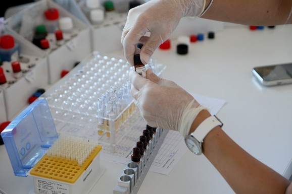 Lekari pokušali da MODIFIKUJU GENE devojčici i sada je MRTVA! Nezapamćen slučaj otkriven slučajno: Roditelji terapiju platili 860.000 dolara, doktori hteli sve da ZATAŠKAJU
