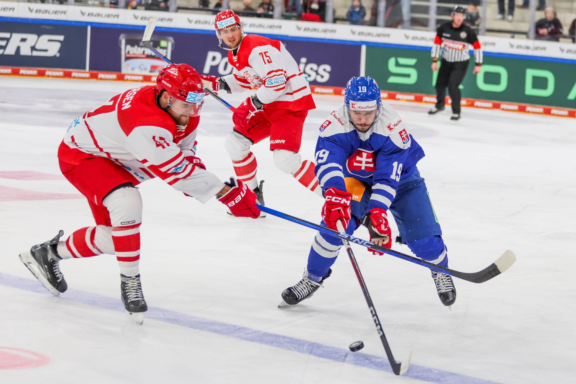 Zľava Oliver Larsen (Dánsko) a Patrik Hrehorčák (Slovensko).