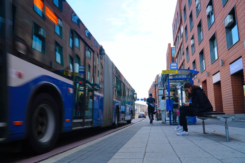 Miasto. Komunikacja. Autobus. Przystanek