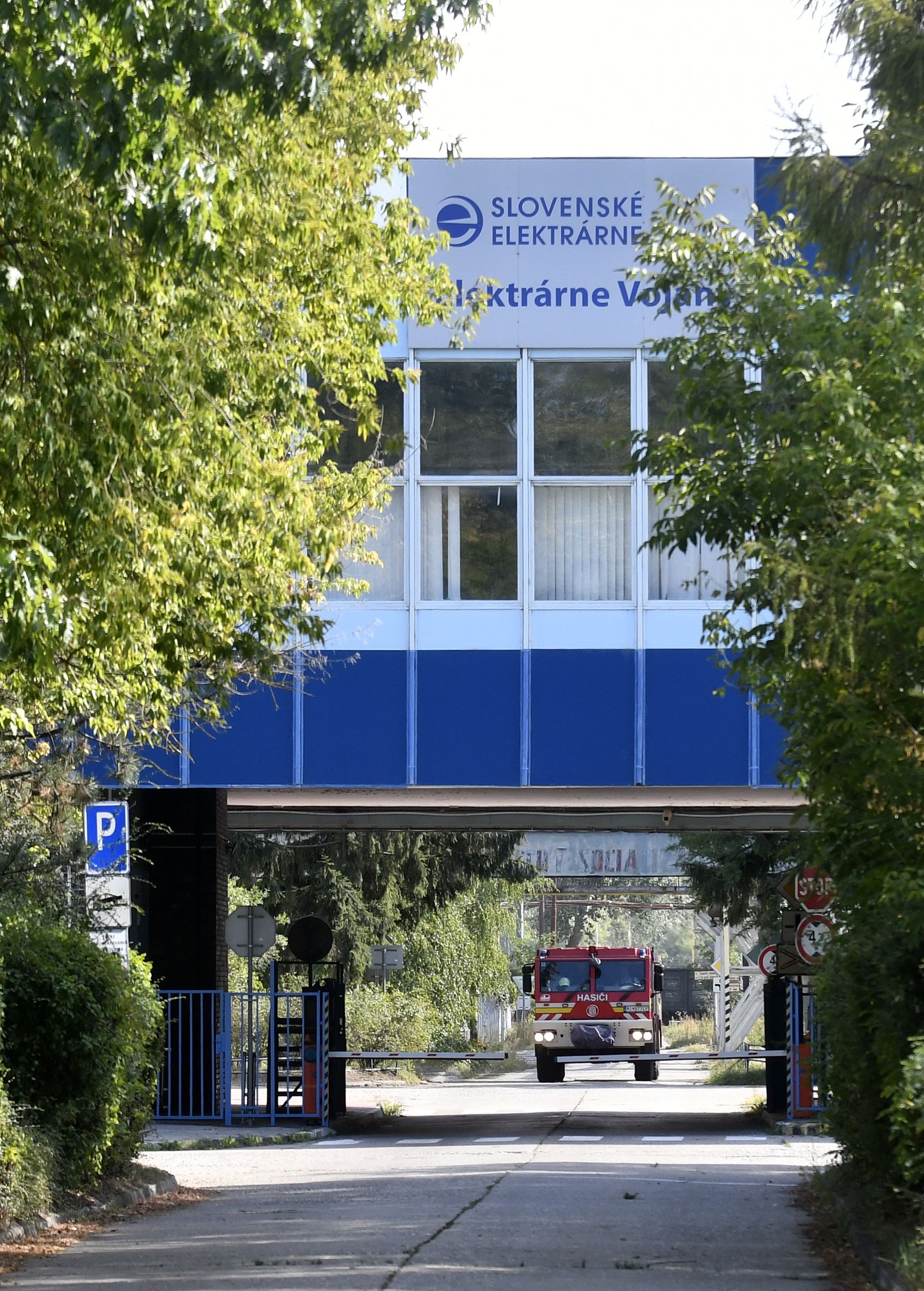 V areáli Elektrárne Vojany v Michalovskom okrese horí drevná štiepka.