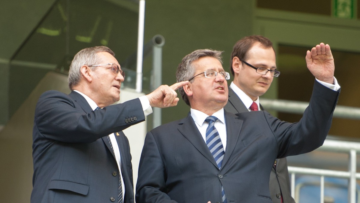 Dyrektor turnieju Euro 2012 na Polskę, mimo nawału zajęć, przystał na naszą propozycję debaty - w jego przypadku już drugiej. Co miał chwalić - pochwalił; zganił - kogo zganić należało. Wzorem Michela Platiniego potępił chciwych hotelarzy, a przy okazji dostało się też co poniektórym politykom. Bo sportu z polityką mieszać nie można.