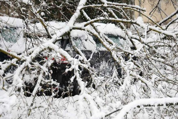 (VIDEO) VELIKA PROLEĆNA MEĆAVA "DEBORA" PARALISALA KOMŠILUK! Snega će biti METAR, a udariće još jače: Lete krovovi, hiljade ljudi bez struje