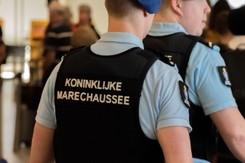 'Spożywali swój alkohol i palili papierosy elektroniczne w samolocie'. Polacy aresztowani