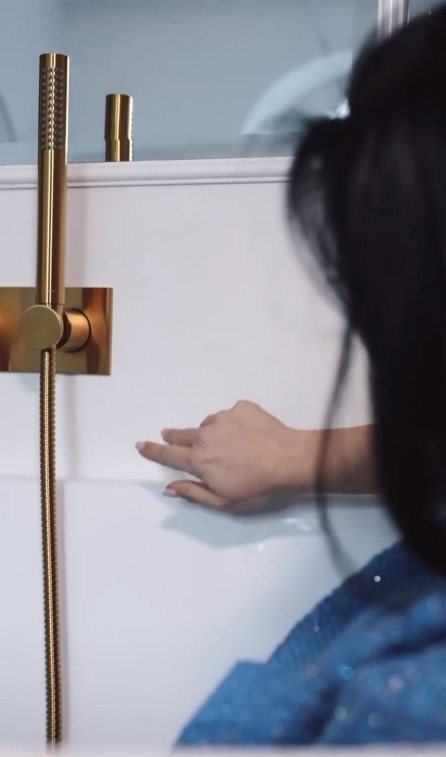 Łazienka to biel i złote dodatki