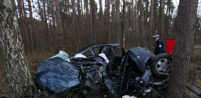 Makabra na drodze. Samochód wypadł z łuku i roztrzaskał się na drzewie