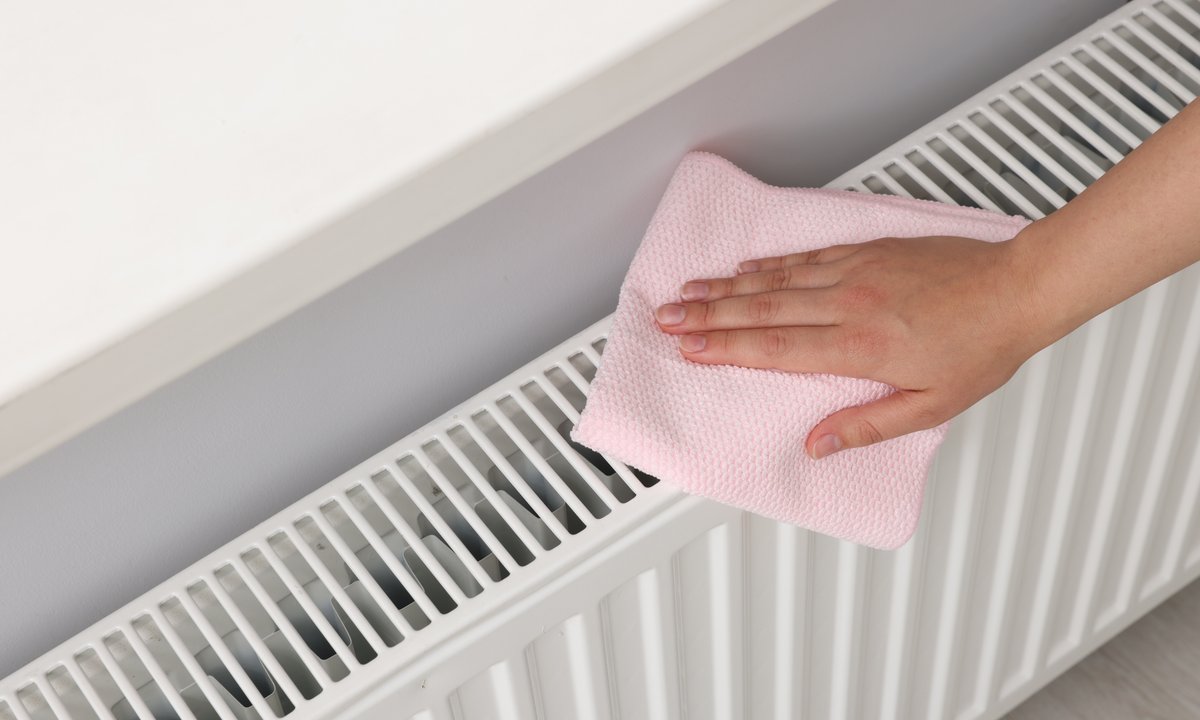 Załóż worek na kaloryfer. Pozbędziesz się kurzu, a temperatura w domu wzrośnie
