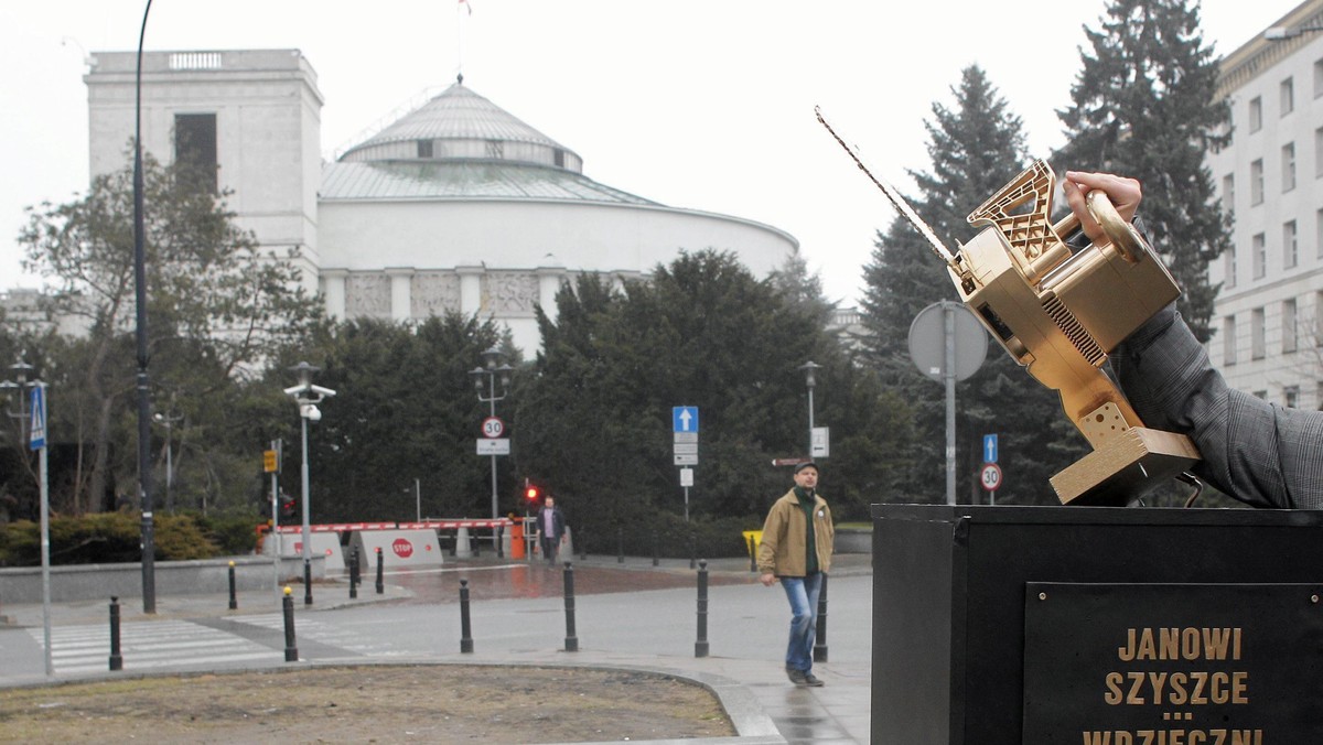 Zloty pomnik ministra Jana Szyszki pod Sejmem