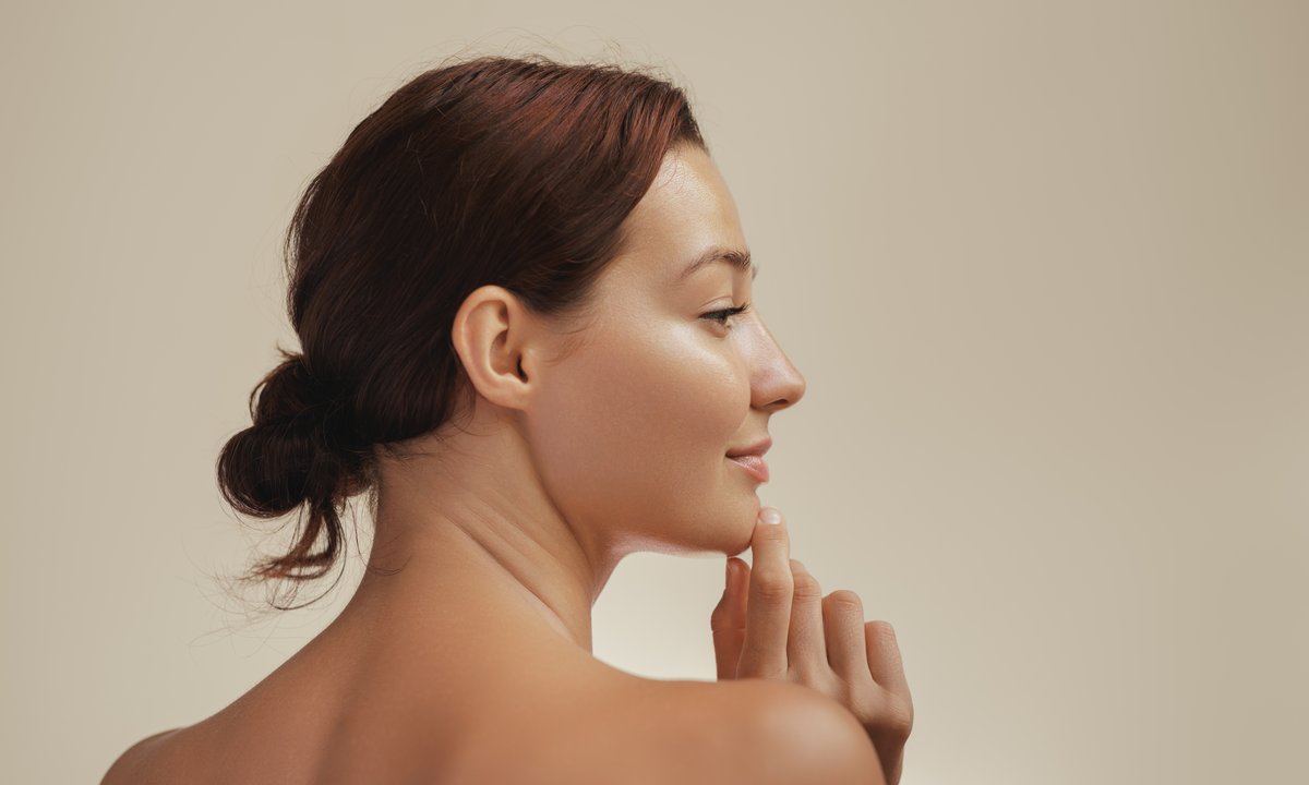 Delikatny peeling z kwasami wygładza i rozpromienia skórę w zaledwie 10 minut