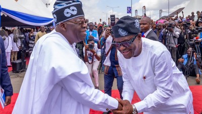 Bola Tinubu (left) shakes hands with Nyesom Wike (right) [Twitter/@officialABAT]