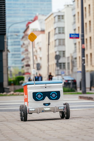 Robot dostarczający jedzenie pojawia się na ulicach Warszawy