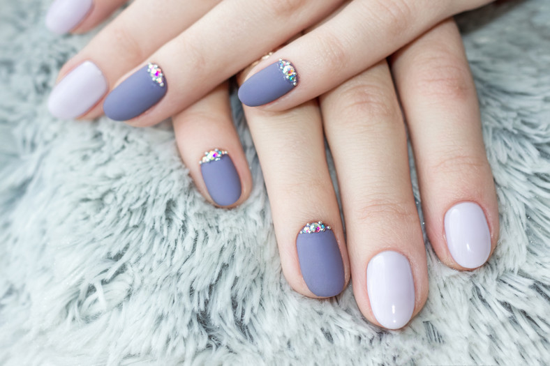 Manicure hybrydowy - dwa odcienie tego samego koloru