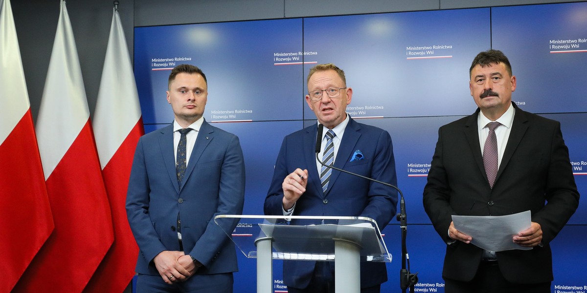 Minister rolnictwa i rozwoju wsi Robert Telus (w środku), wiceminister Ryszard Bartosik (po lewej) i podsekretarz stanu w MRiRW Krzysztof Ciecióra (po prawej).