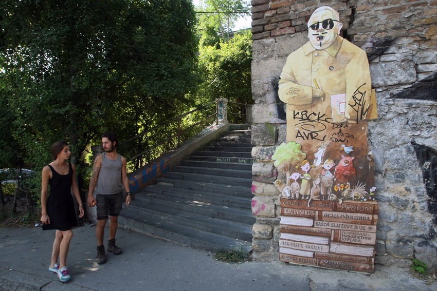 Prolaznici šokirani skrnavljenjem poznatog srpskog pisca