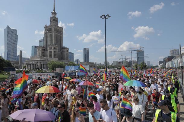 Parada Równości 2021 rusza spod Pałacu Kultury i Nauki w Warszawie