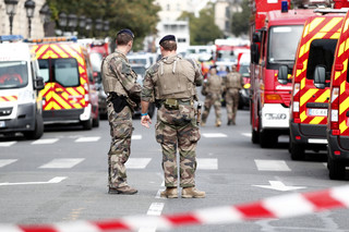 Czterech policjantów nie żyje po ataku nożownika na komendę w Paryżu