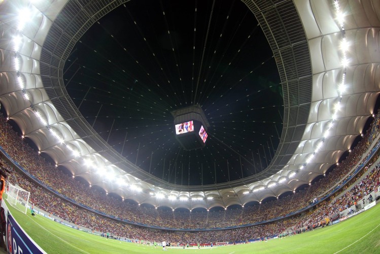 4. Podczas gdy w kalendarzu zbliżała się data rozpoczęcia Euro 2012 mnożyły się problemy ze Stadionem Narodowym. Kolejna spektakularna wpadka miała miejsce w <b>styczniu 2012 roku</b>. Warto zwrócić uwagę, że do tego czasu popękały już niektóre ściany budynku. Zaplanowany w ramach uroczystej inauguracji koncert niemal się nie odbył – z powodu zastrzeżeń straży pożarnej. <br><br>Ostatecznie jednak wszystko poszło zgodnie z planem… aż do <b>8 lipca</b>, kiedy pojawiły się zastrzeżenia do bezpieczeństwa podczas piłkarskiego Superpucharu. Tu już nic nie udało się naprawić na ostatnią chwilę. <b>Mecz Legia Warszawa - Wisła Kraków o Superpuchar</b> na stadionie został odwołany.