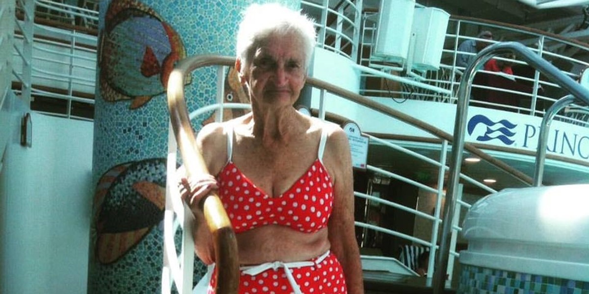 90-letnia Irene Carney pozuje w ślicznym bikini w grochy 