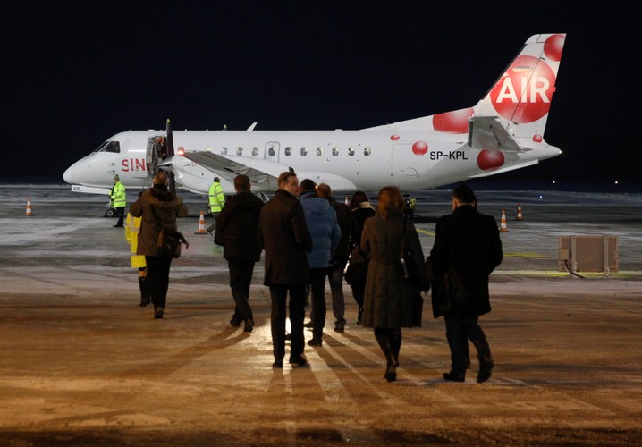 Inauguracyjny lot odbył się w środę. Pierwsi pasażerowie odlecieli samolotom czarterowym z nowego, regionalnego portu lotniczego w Szymanach do Berlina. Od czwartku rozpoczną się regularne loty.
 <br><br>fot. PAP/Tomasz Waszczuk