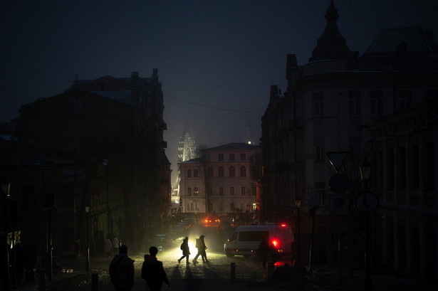 Ukraina, pogrążone w ciemnościach ulice w Kijowie