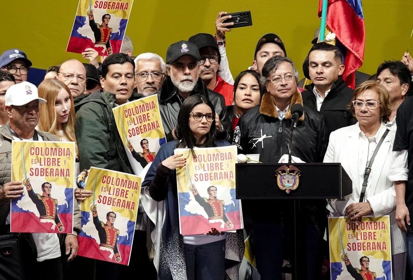 Komubijski predsednik, okružen pristalicama koji drže plakate Simona Bolivara, južnoameričkog lidera za nezavisnost, posle pretnji Trampa i zaroboljavanja predsednika Venecuele Nikolasa Madura i njegove supruge | Foto: REUTERS/Sergio Acero