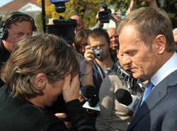 Tusk ocierał łzy płaczącym kobietom. "Błagam, niech pan coś zrobi"