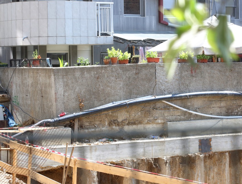 Napukao ogradni zid zgrade u Visokog Stevana